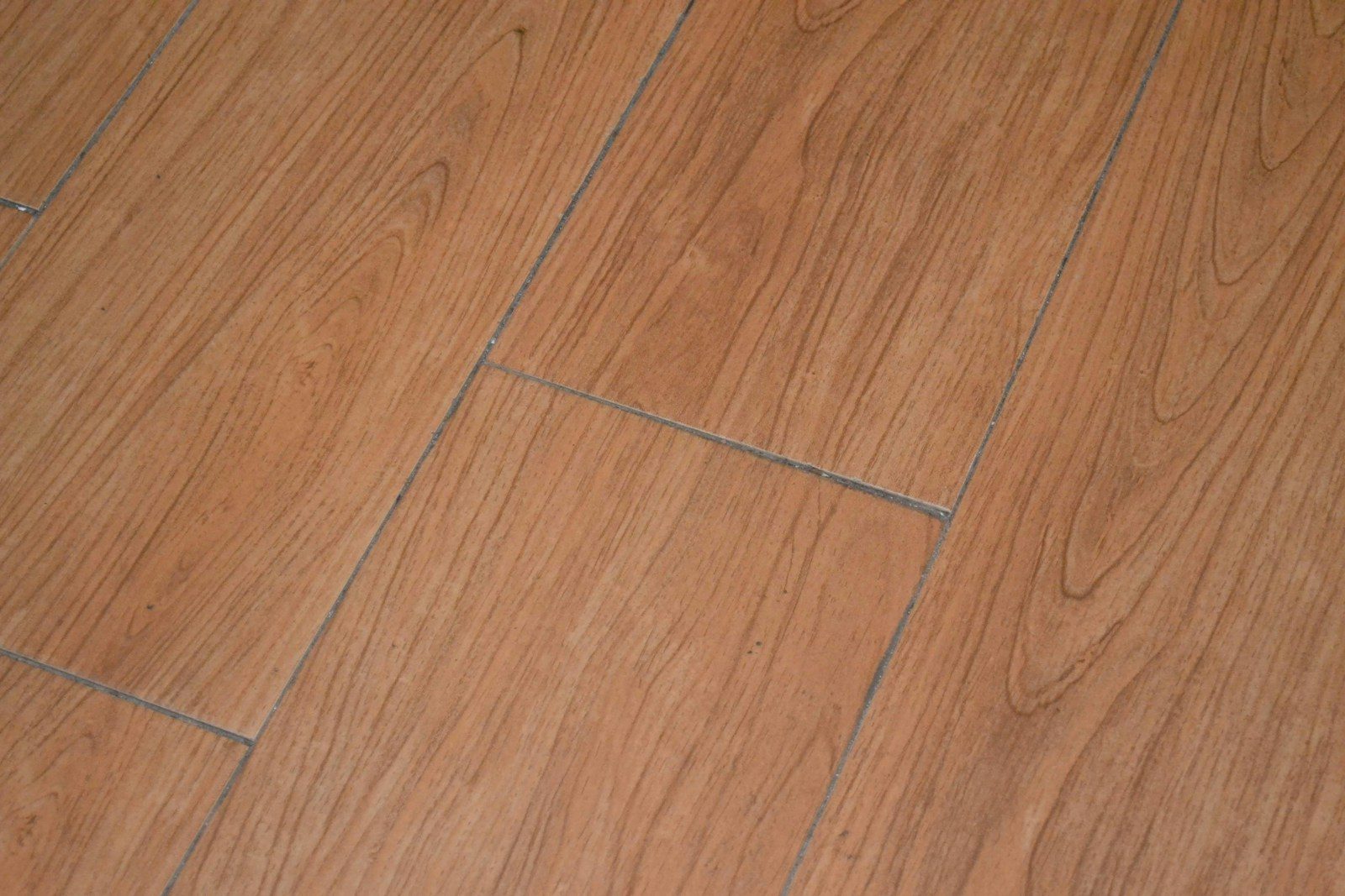 Vinyl vs. Laminate in Britain: Which Flooring Handles UK Weather Best?
